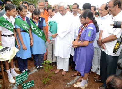 Chief Minister Shri Naveen Patnaik planting a sapling at the 63rd Vana Mahotsav at Unit-IX Government High School Date-02-Jul-2012