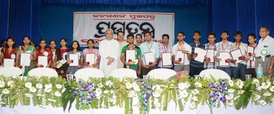 Chief Minister Shri Naveen Patnaik with best 10th students of BSE Exam-2012 on the occasion of 65th Birth Anniversary of Odiya daily The Prajatantra at Saheed Bhawan, CuttackDate-09-Aug-2012