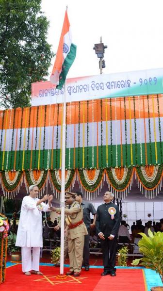 Chief Minister Shri Naveen Patnaik hoisting the flag on the occasion of State Level Independence Day Celebration at Mahatma Gandhi Marg Date-15-Aug-2012