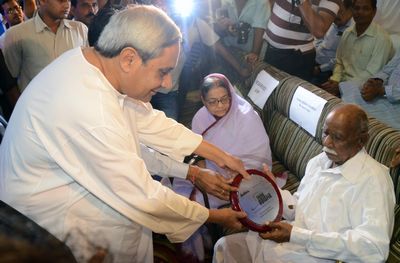 Chief Minister Shri Naveen Patnaik giving away THINK ODISHA LEADERSHIP AWARD-2012 to Sj. GORACHAND MOHANTA(Environmentalist) at Hotel Swosti Premium, Bhubaneswar Date-25-Aug-2012