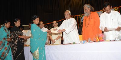 Chief Minister Shri Naveen Patnaik giving the Prizes to SHG of BMC on the occasion of Celebration of Local Self Government Day-2012 at Jaydeb Bhawan Date-31-Aug-2012