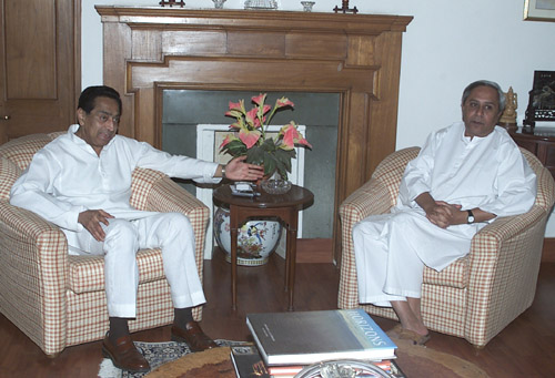 CM meets Union Minister Kamal Nath, urges to sanction more road projects to state