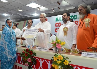 Chief Minister Shri Naveen Patnaik giving away compensation amount to beneficiaries at the East Zone Cooperative Conference at Bhubaneswar Date-28-Sep-2012