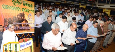 Chief Minister Shri Naveen Patnaik Pledging the Oath on the occasion of State Level Function on Vigilance Awareness Week-2012 at Rabindra MandapDate-01-Nov-2012