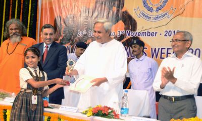 Chief Minister Shri Naveen Patnaik distributing the Prizes to the Winners of Art & Cartoon Competition on the occasion of State Level Function on Vigilance Awareness Week-2012 at Rabindra Mandap  Date-01-Nov-2012