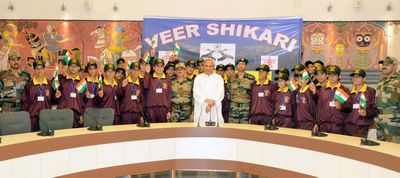 Chief Minister Shri Naveen Patnaik with Kashmiri Students who are in a visit to Odisha, SecretariatDate-08-Nov-2012