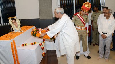Chief Minister Shri Naveen Patnaik offering floral tributes in memory of S.K. Pulsania, IPS, who passed away recently - at Police Commissonerate buildingDate-08-Nov-2012