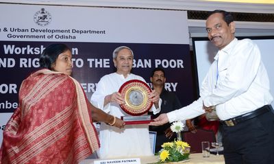 Chief Minister Shri Naveen Patnaik giving away Award to Best Municipal Corporation at the Workshop on basic Services and Rights to the Urban poor and e-Governance for better delivery at Hotel Mayfair, BhubaneswarDate-08-Dec-2012