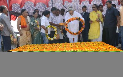 Chief Minister Shri Naveen Patnaik tributes to Biju Patnaik Samadhi at Swargdwar, PuriDate-01-Jan-2013