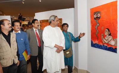 Chief Minister Shri Naveen Patnaik going round the Exhibition on Emerging Artists from Odisha and rest of India at Lalit Kala Academy Regional CentreDate-03-Jan-2013
