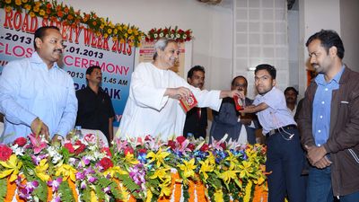 Chief Minister Shri Naveen Patnaik giving prizes at the closing ceremony of the 24th National Road Safety Week at IDCOL Auditorium, Bhbaneswar Date-07-Jan-2013