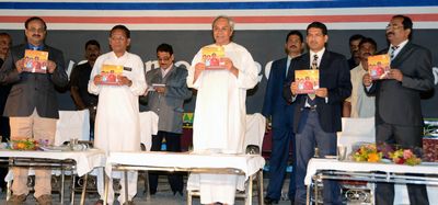 Chief Minister Shri Naveen Patnaik giving away the Prize to the winner team on the accusation of Republic Day parade-2013 at Barabati Stadium, Cuttack .ssociation at Bhbaneswar 
