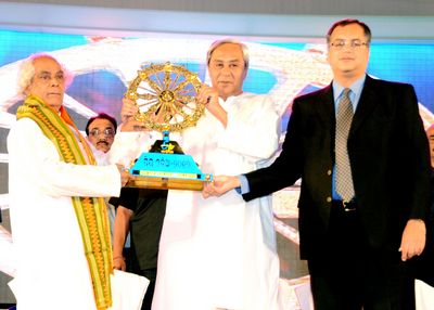 Chief Minister Shri Naveen Patnaik Presenting ETV PRIYA Award to eminent Sculpture Padmashree Sudarsan Sahu at Exhibition Ground