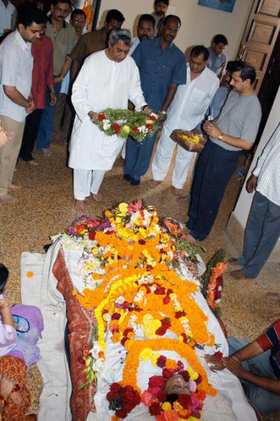 Chief Minister Shri Naveen Patnaik paying floral tribute on the dead body of Late Smt. Illa Panda, Ex-M.P at her residence, Bhubaneswar.