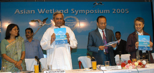 Naveen Patnaik releasing the memento which symbolizes Asian wetland Symposium 2005,at the valedictory faction held at Swsti Plaza.