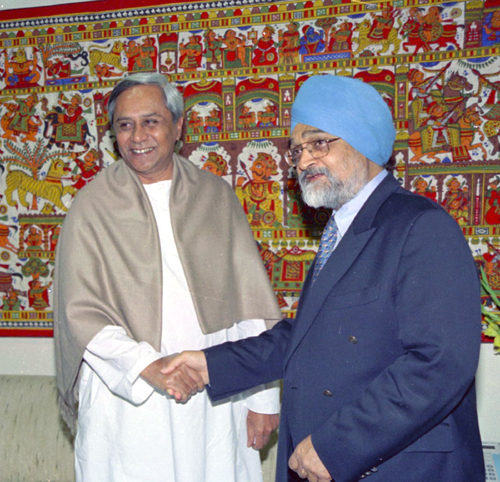 Navin Patnaik meeting with the Deputy Chairman, Planning Commission Dr. Montek Singh Ahluwalia to finalize annual plan 2005-06 of the State in New Delhi.