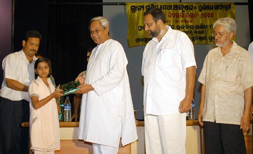 Naveen Patnaik distributing  Prizes  to the Rural Mathematics talents  at Institute of Physics.