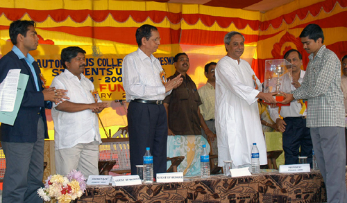 Naveen Patnaik giving away awards to the Students of BJB College on it`s Annual Function.