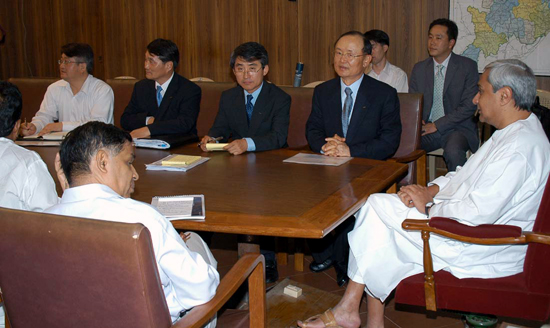 Chief Minister Shri Naveen Patnaik discussing with President POSCO at Secretariat.