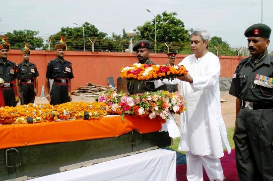 Naveen Patnaik paying tributes to Martyr Tapas Kumar Mallick at Bhubaneswar Airport.