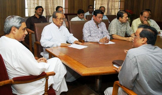 Naveen Patnaik  discussing with Delegates of Utkal Chamber of Commerce regarding Development of Ancillary and Downstream Industries at Secretariate.