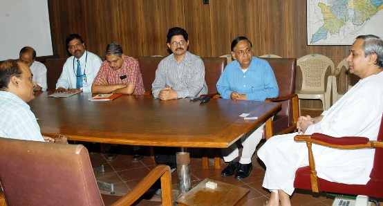 Naveen Patnaik discussing with shri N.Balasubramaniam, CMD,SIDBI  at Secretariat.