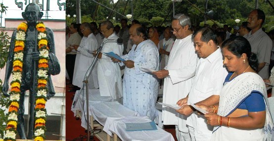 Honble Speaker O.L.A Sri Maheswar Mohanty administering Oath to the delegates in the presence of the Chief Minister Shri Naveen Patnaik on the occasion of Gandhi Jayanti held at O.L.A premises.