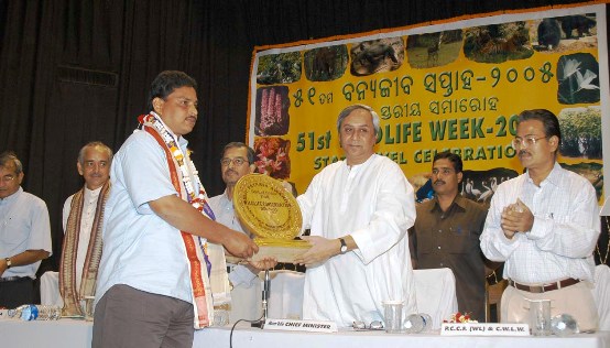 Naveen Patnaik giving away the First Biju Patnaik Award for Wildlife Conservators to Black buck Management Committee, Buguda on the occasion of 51st Wildlife Week-2005 at Jaydev Bhawan