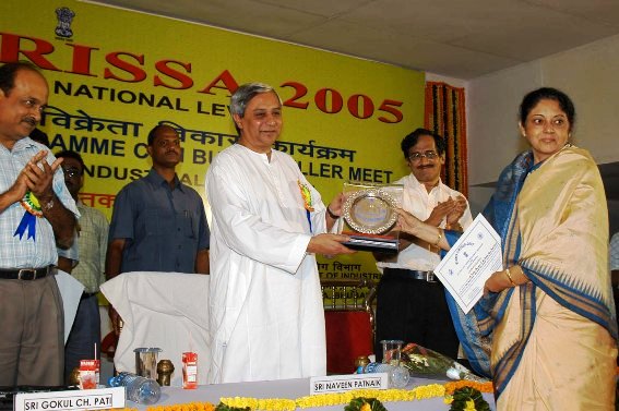 Naveen Patnaik  giving away awards to proprietor Mamta Foods at the closing ceremony of EXPO-2005 at Bhubaneswar.