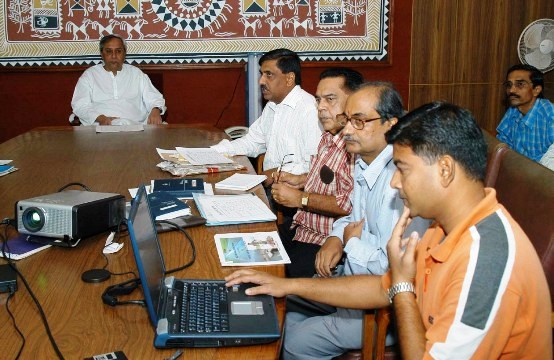  Naveen Patnaik reviewing the progress of Biju Krushak Yojana at Secretariat.