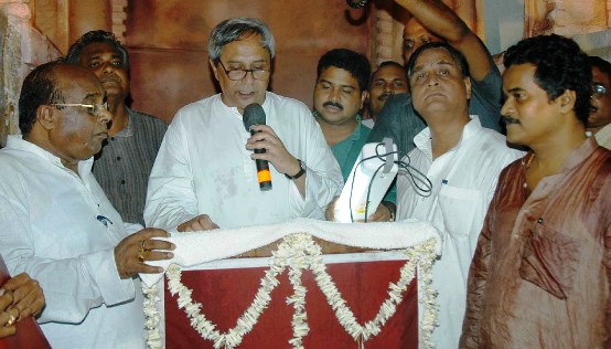 Naveen Patnaik addressing after inaugurating the Dhenkanal Mahostav-2005.