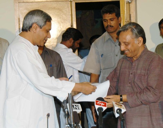 Naveen Patnaik and Union Minister for Panchaytiraj , Petroleum and Natural Gas Shri Mani Shanker Aiyer exchanging  documents after Signing the MOU on devolution of Power to Panchaytiraj Institution at Secretariat.