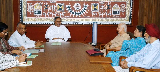 Naveen Patnaik discussing with Chairperson and Members of National Commission for Religious & Linguistic Minorities at Secretariat.