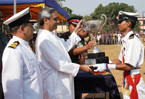 Naveen Patnaik distributing prize to NCC cadet at 57th  NCC Day Calibration in Bhubaneswar.