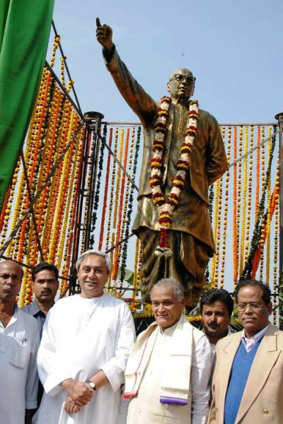 Naveen Patnaik Unveiling the Statue of Biju Patnaik at Chandrabhaga, Konarak.