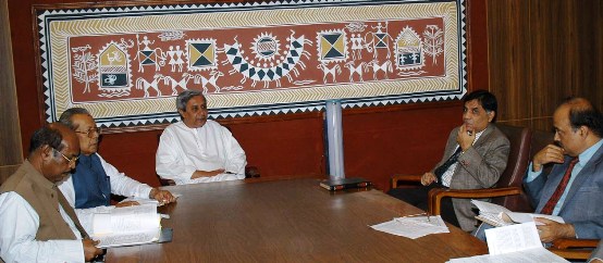  Naveen Patnaik discussing on utilization of 12th Finance Commission Grant at Secretariat.