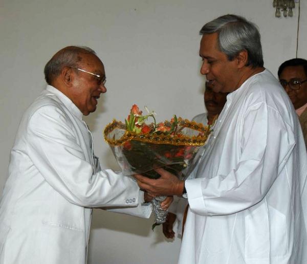 Naveen Patnaik greets Governor Shri Rameshwar Thakur on New Year at Rajbhawan.