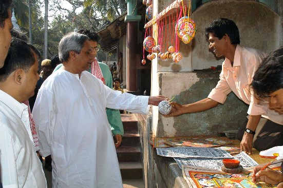 Naveen Patnaik visiting Raghurajpur Pata Chitra.