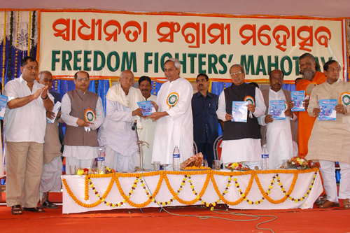 Naveen Patnaik relishing the Book at XXth Freedom Fighters Mahotsav-2007 at Saheed Smaraki Swadhinata Sangrami Sadan, Bhubaneswar.