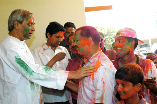 Naveen Patnaik celebrated Holi with Khorda D.I.G, S.P and public at his residence Naveen Nivas.
