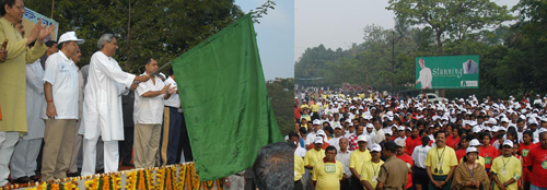 Naveen Patnaik Flagging off Biju Patnaik mini Marathon at in front of �Biju Patnaik Park�.
