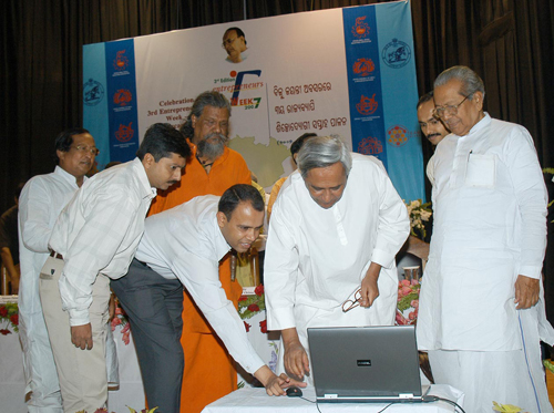 Naveen Patnaik Launching of Team Orissa Website at the Entrepreneurs Week-2007 on the Occassion of 91st birth Anniversary of Biju Patnaik at Jayadev Bhawan.