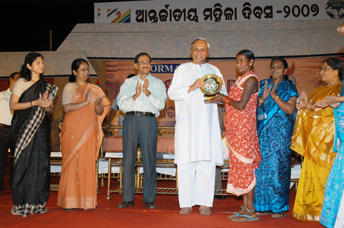 Naveen Patnaik presenting awards to the performing Women SHGS at the World Women Day Celebration at Bhubaneswar.