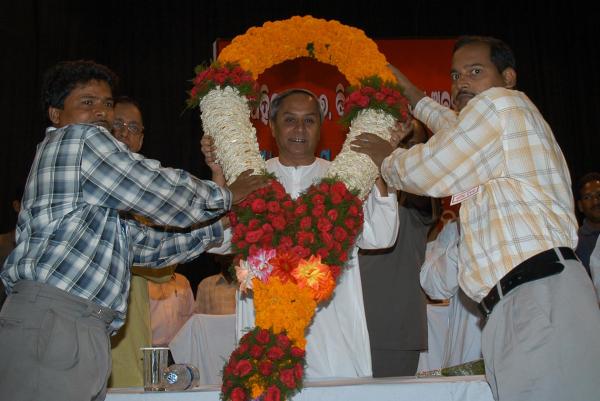 Orissa Nirman Mazdoor Sabha felicitating Shri Naveen Patnaik occasion of May Day-2007 at Jayadev Bhawan