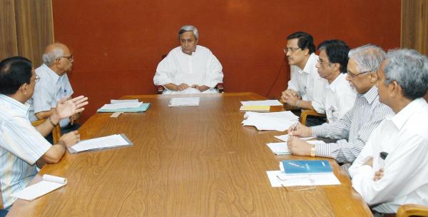 Naveen Patnaik discussing on status of Establishment of Medical college and Hospital promoted by WODC at Secretariat.