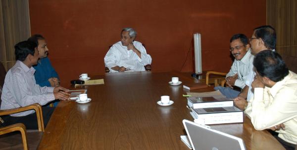 Naveen Patnaik in discussing on development of Kirtania Port at Secretariat.