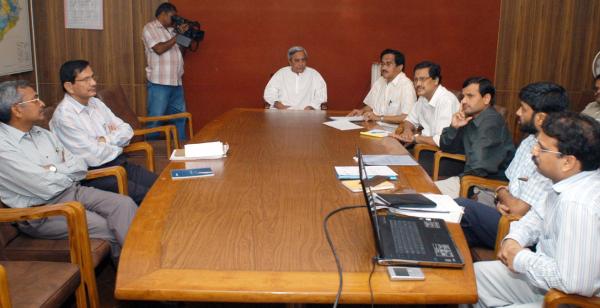 Chief Minister Shri Naveen Patnaik discussing on development of township in Industrial growth centre like Paradeep, Kalinganagar, Jharsuguda, Talcher and other places at Secretariat.