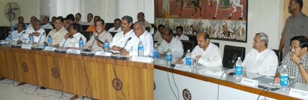 Chief Minister Shri Naveen Patnaik addressing the State Level Natural Calamities Committee meeting at Secretariat on 31-5-2007.