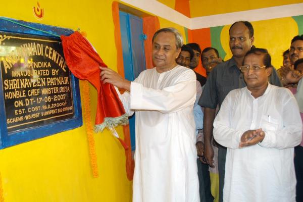 Chief Minister Shri Naveen Patnaik inaugurating Anganwadi Centre at Hinjili Block on 17-6-2007.
