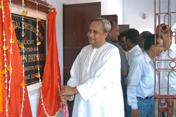 Chief Minister Shri Naveen Patnaik inaugurating CHC building at Hinjili Block.